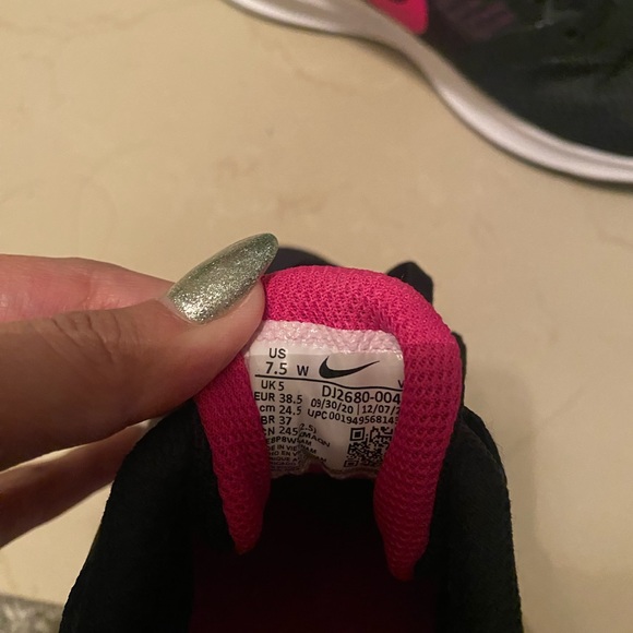 black and pink nikes - Picture 4 of 4